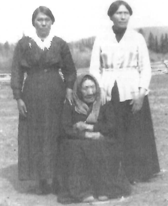 Nancy Swanson, close to 100 years old in 1928, with her 
daughters, Jessie Swanson (left) and Annie Mackill (right). 
Photo: Butler/Mackill family
